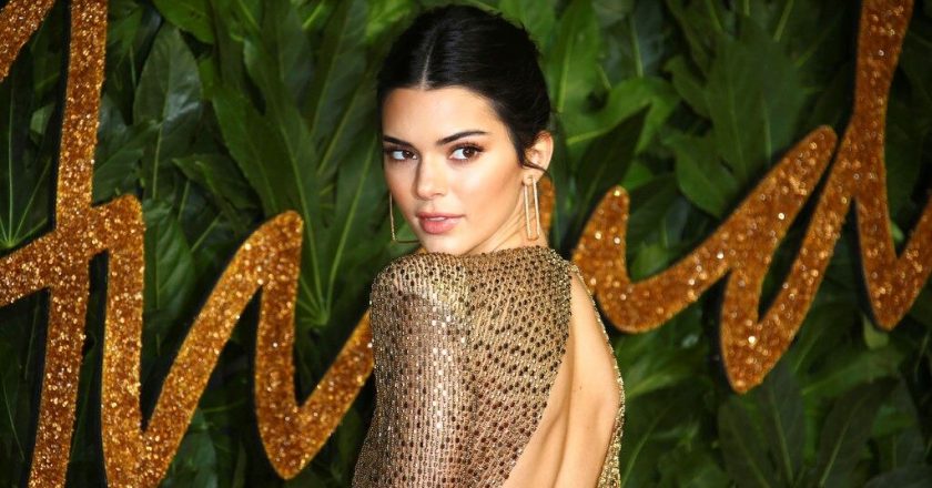 Kendall Jenner channels Pamela Anderson in Barb Wire with plunging corset for Halloween – Fox News