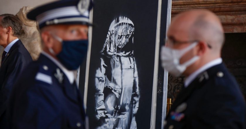 Banksy tags coronavirus-inspired graffiti as Italy returns his stolen artwork to France – USA TODAY