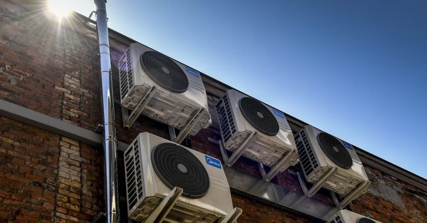 Air conditioners could be aiding the spread of COVID-19 indoors, epidemiologists say – FOX 11 Los Angeles