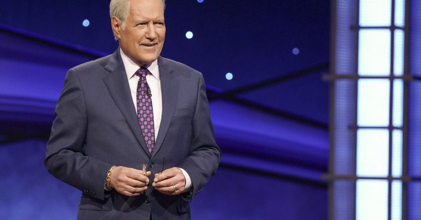 Alex Trebek says he will stop hosting Jeopardy! when I start slipping as cancer prognosis worsens – Yahoo Entertainment