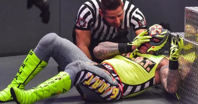 WWE Extreme Rules live results: Rey Mysterio loses an eye during match against Seth Rollins – Yahoo News