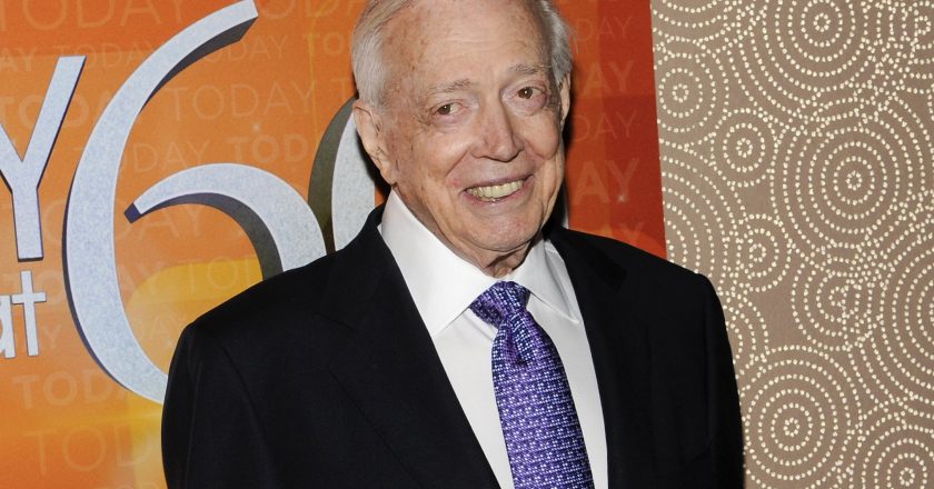 Hugh Downs, genial presence on TV news and game shows, dies – The Associated Press