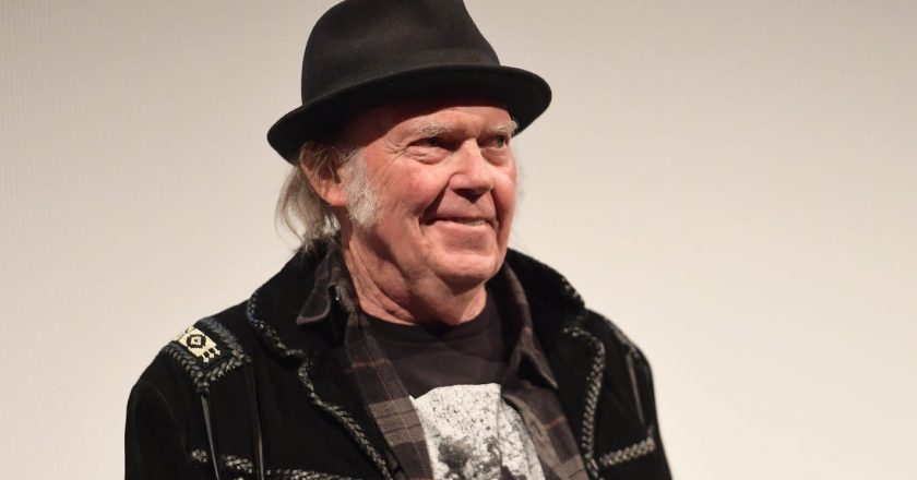 Neil Young says hes changed his mind about suing Donald Trump: I am looking at it again – USA TODAY