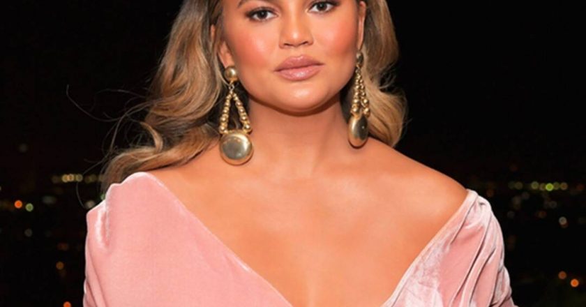 Chrissy Teigen Claps Back at Claim She “Dropped 50 Lbs. Overnight or Has Cancer” – E! NEWS