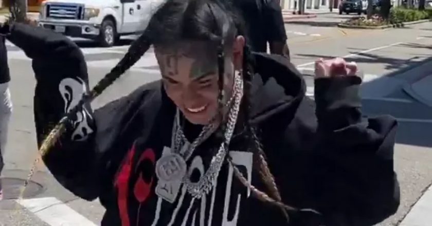 Tekashi 6ix9ine Getting SCREAMED At By People In The Streets, Wearing Out Welcome?! – The Blast