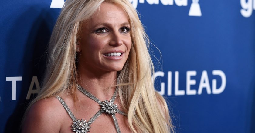 Britney Spears’s 1st husband joins #FreeBritney protest outside hearing: Shes ready for the conservatorship to end – Yahoo Entertainment