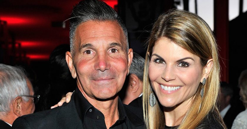 Lori Loughlin, Mossimo Giannulli sentenced in college admissions scandal case – Fox News