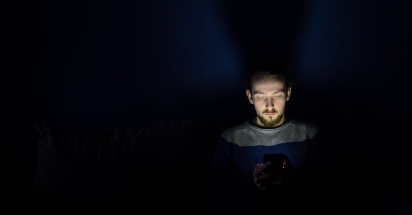 Study: Sperm quality worse in men who use smartphones, tablets late at night – Study Finds