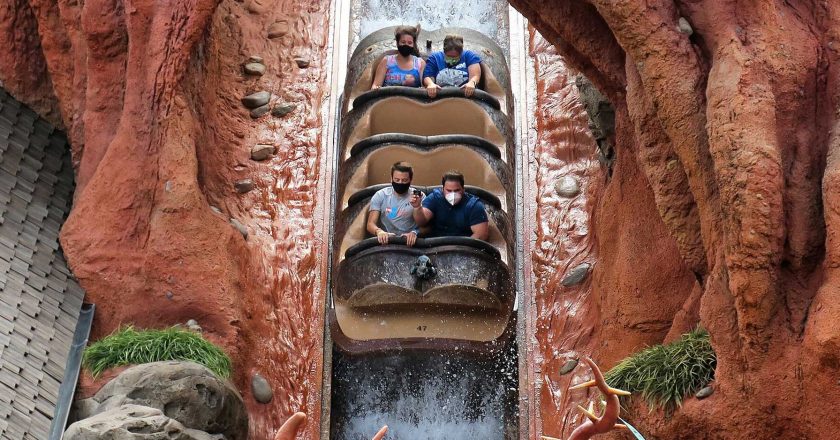 Disney Worlds Splash Mountain Log Sinks During Ride in Video Shared on Twitter – Travel + Leisure