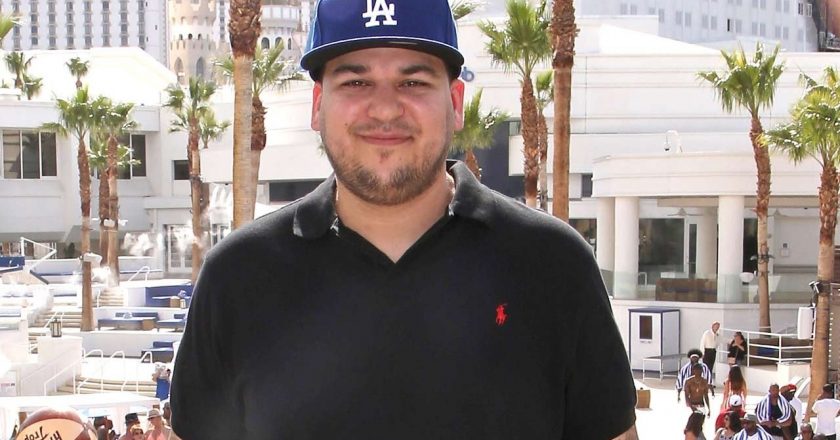 Rob Kardashian Shares Sun-Soaked Shirtless Selfie by the Pool – Entertainment Tonight