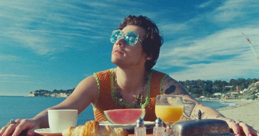 Harry Styles Watermelon Sugar Surges to Top of Billboard Hot 100, Becoming His First No. 1 – Billboard