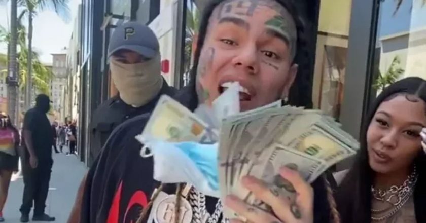 Tekashi 6ix9ine Dangerously TOSSES Thousands Of Dollars In The Air On The Streets Of LA!! – The Blast