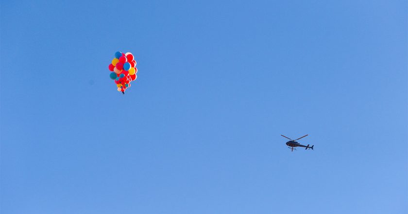 Holding 52 helium balloons, magician David Blaine floats over Arizona desert in Ascension – KABC-TV