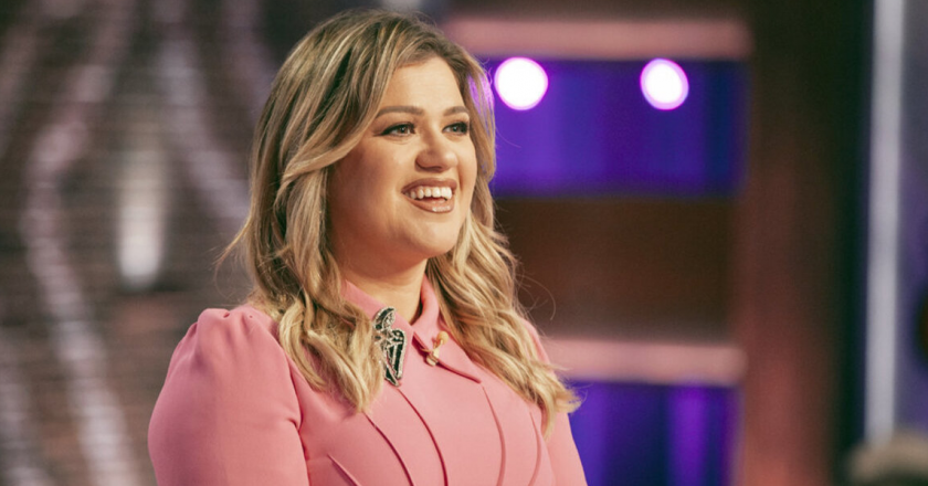 Kelly Clarkson Calls 2020 A ‘Dumpster Fire,’ Addresses Divorce In Return To TV – CinemaBlend