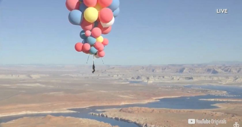 David Blaine flies five miles above Arizona desert holding onto helium balloons – WJW FOX 8 News Cleveland