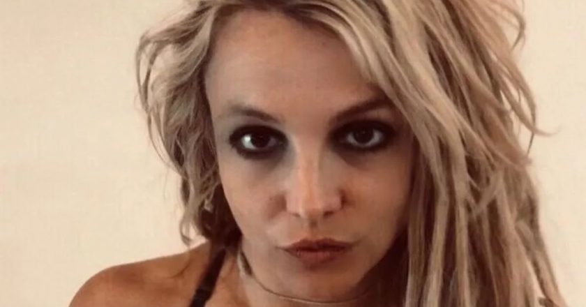 Britney Spears Extends Legs Into T In Bikini, Sparking Concern – The Blast