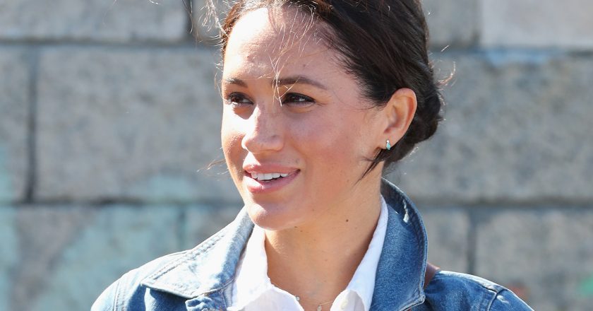 Meghan Markle and Prince Harry coordinate in denim outfits to plant flowers in memory of Princess Diana – Yahoo! Voices