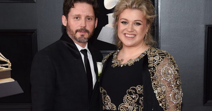 Kelly Clarkson admits her life has been little bit of a dumpster since filing for divorce – USA TODAY