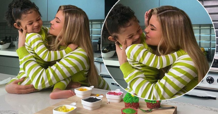 Stormi steals the show while making Grinch-themed cupcakes with Kylie Jenner – Page Six