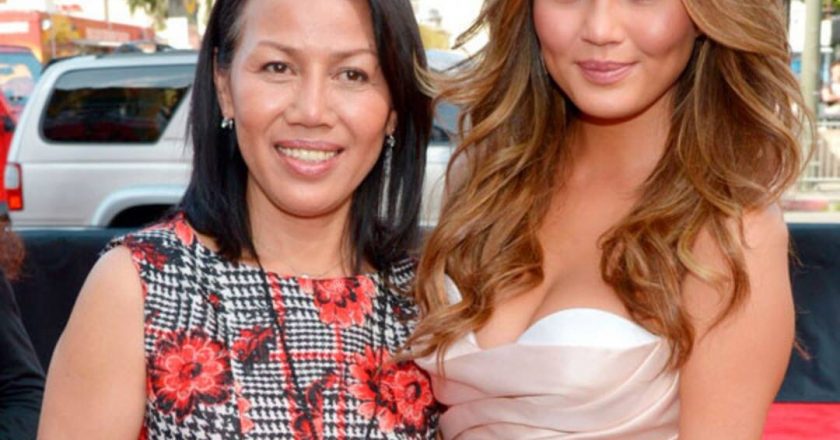 Chrissy Teigen Cuddles With Her Mom After Sharing She Had the “Hardest 4 Days of My Life” – E! NEWS