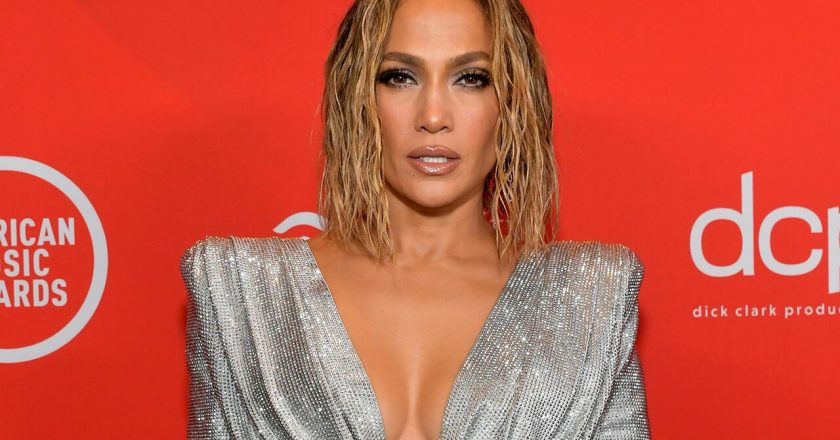 Jennifer Lopez called out by Beyoncé fans after AMAs performance – Fox News