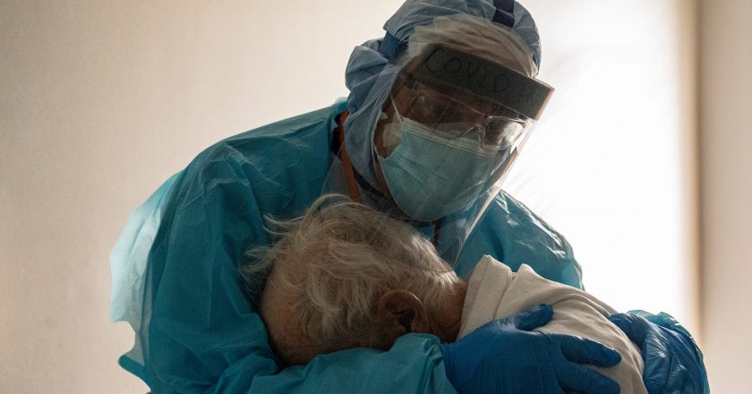 Photo shows doctor embracing a vulnerable, lonely COVID-19 patient on Thanksgiving – USA TODAY