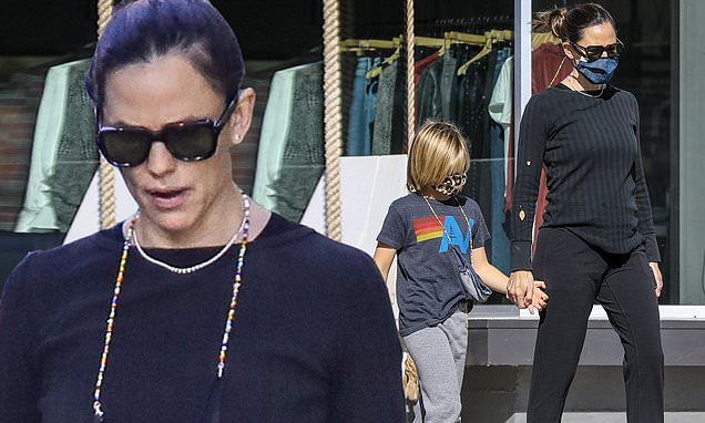 Jennifer Garner is casual in black ensemble as she holds hands with son Samuel, 8, on Sunday stroll – Daily Mail