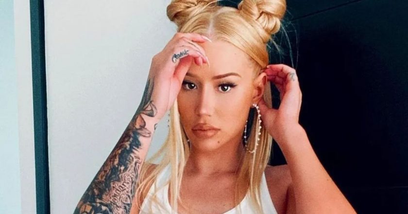 Iggy Azalea Swings Hip With Big Wink And No Bra – The Blast