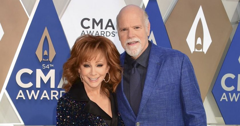 Reba McEntire and Boyfriend Rex Linn Make Their Red Carpet Debut at 2020 CMA Awards – msnNOW