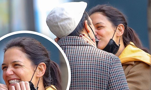 Katie Holmes is positively giddy over Emilio Vitolo Jr. as the two sneak a smooch while out in NYC – Daily Mail