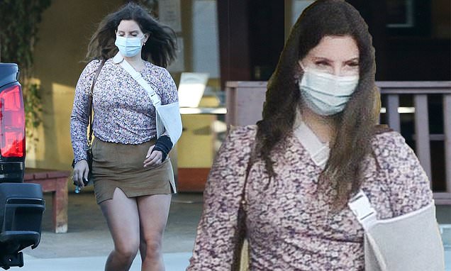 Lana Del Rey grabs food in Studio City with arm in a sling as she reveals she broke it ice skating – Daily Mail