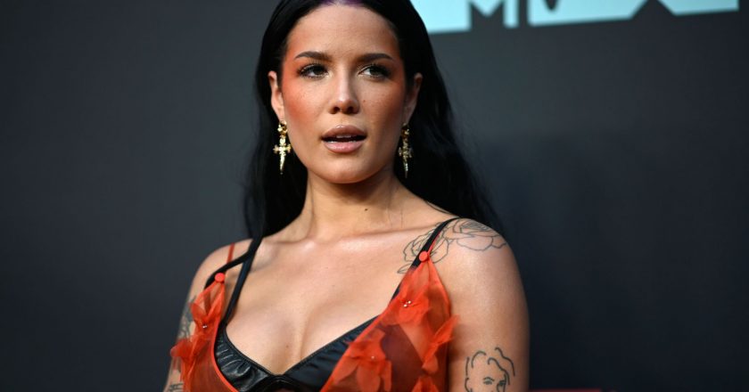 Halsey apologizes for sharing eating disorder photo without a sufficient trigger warning – Yahoo Entertainment