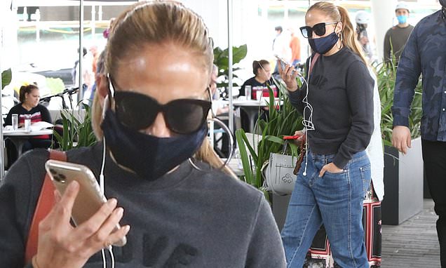 Jennifer Lopez dons faux-nytail for lunch in Miami… ahead of presidential inauguration performance – Daily Mail