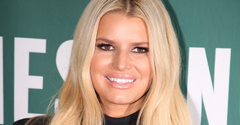 Jessica Simpson Braves the Snow Wearing a Bikini and 4-Inch Faux Fur Heels – Footwear News