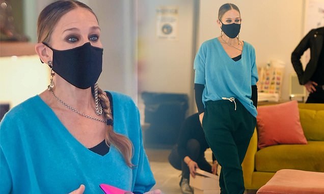 Sarah Jessica Parker is casually stylish in blue sweater and baggy pants at her shoe store in NYC – Daily Mail