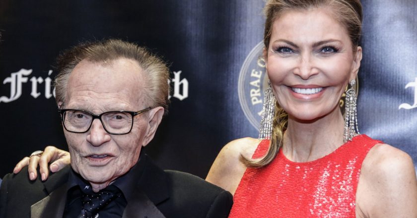 Larry Kings wife Shawn says family wore his signature suspenders to funeral service – Yahoo Entertainment