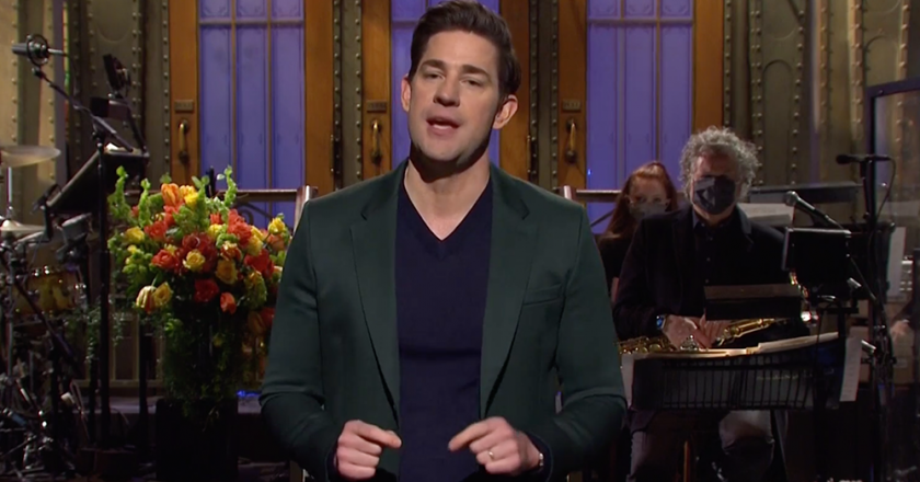 ‘SNL’: John Krasinski Can’t Escape ‘The Office’s Jim & Pam In Opening Monologue – Deadline