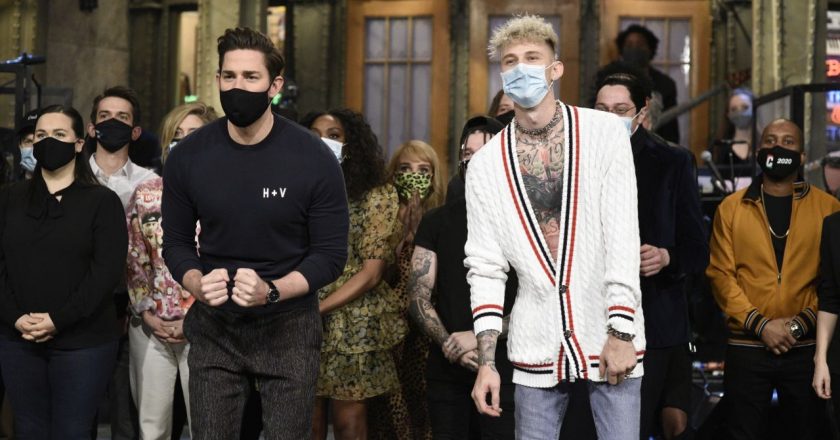 Machine Gun Kelly falls off ‘Saturday Night Live’ stage during end credits – Fox News