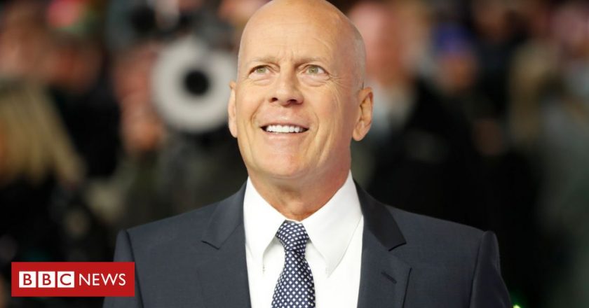 Bruce Willis admits error of judgement over face mask – BBC News