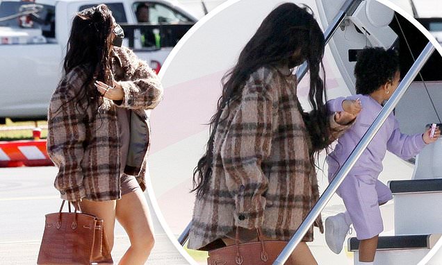 Kylie Jenner and daughter Stormi board a private jet to Palm Springs – Daily Mail