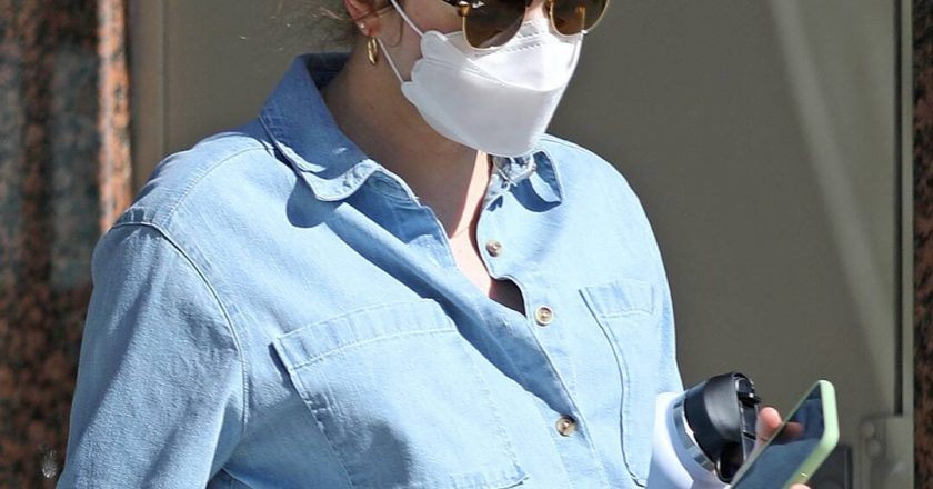 Emma Stone Shows Off Baby Bump During Afternoon Outing in Los Angeles – E! Online