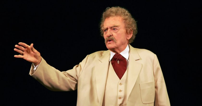 Hal Holbrook, Actor Who Channeled Mark Twain, Is Dead at 95 – The New York Times