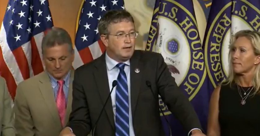 Rep. Massie scolds reporter who asks if hes vaccinated – Fox News