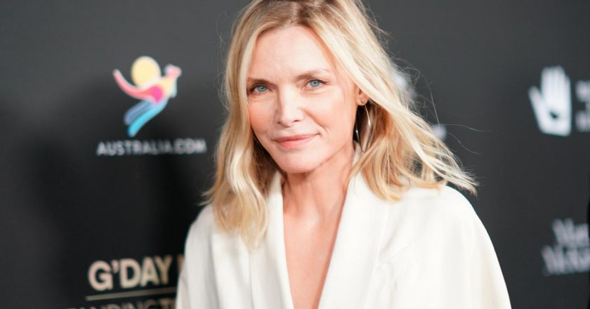 Michelle Pfeiffer’s Grown-Up Daughter Claudia Rose Is So Stunning in This Rare Mother-Daughter Photo – Yahoo Entertainment