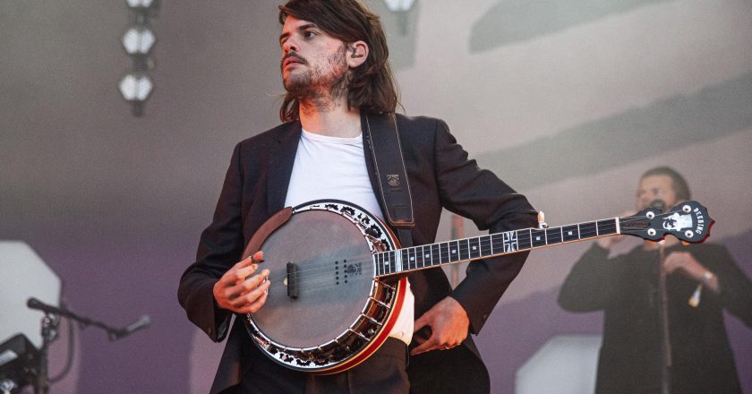 Guitarist quits Mumford & Sons to speak freely on politics – The Associated Press