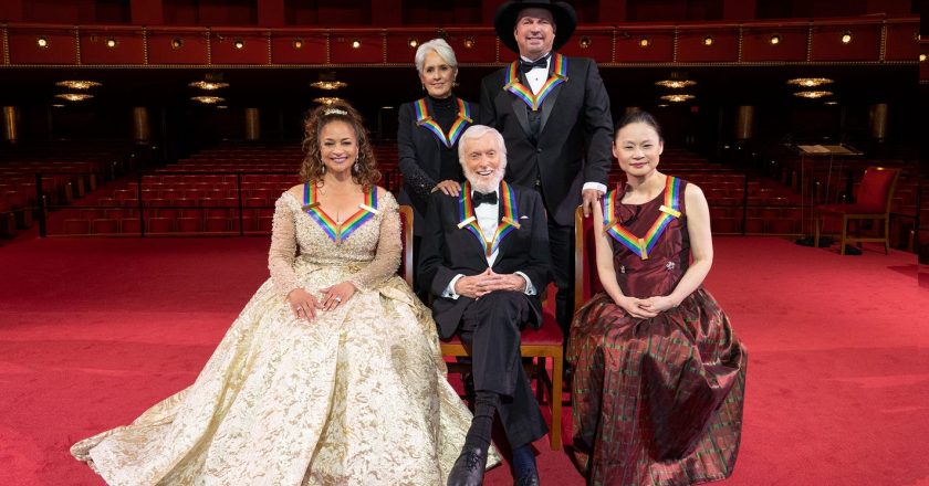 Kennedy Center Honors: An emotional Garth Brooks, Julie Andrews tribute to Dick Van Dyke, more – USA TODAY