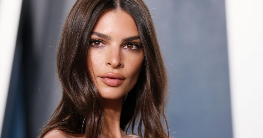 Emily Ratajkowski is mom shamed for latest vacation photos with son. There are lots of different ways to hold a baby, expert says – Yahoo Lifestyle