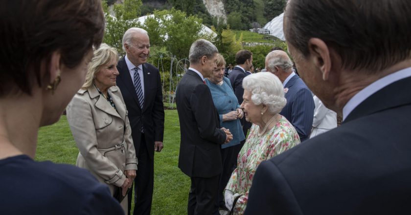 Jill Biden Wears Trench Coat & Pumps to Meet Queen Elizabeth at G7 Summit Reception – Yahoo Lifestyle