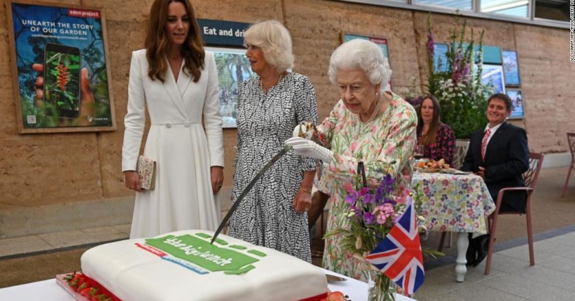 Queen shows off sword skills by cutting cake during G7 in Cornwall – CNN