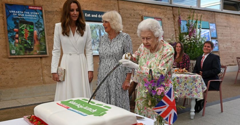 Queen Elizabeth cuts cake with sword instead of standard knife: More unusual – Fox News